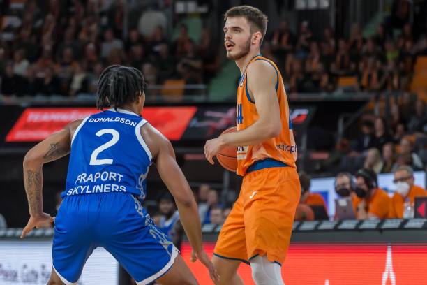 误为马刺敲 误为马刺敲